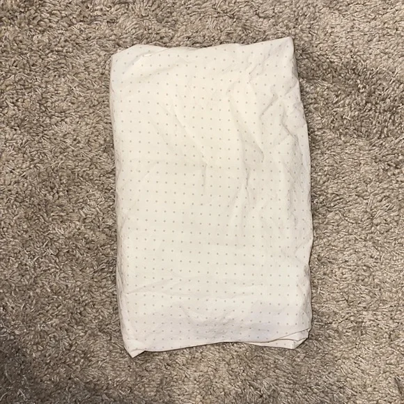 Pottery Barn Kids fitted crib sheet - grey dots - Picture 3 of 4